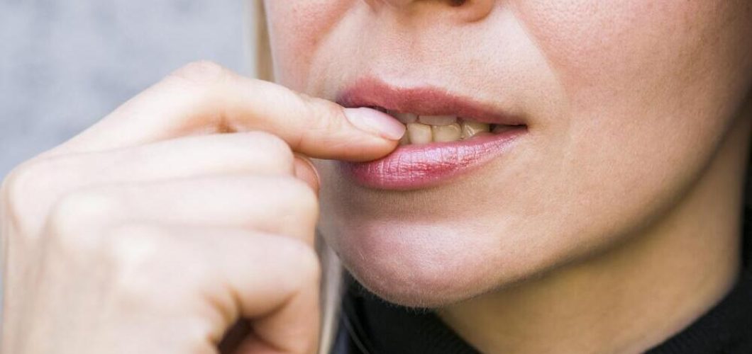 por que se mueven los dientes