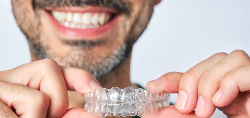 Te-sientes-mayor-para-llevar-brackets-Recupera-tu-sonrisa-con-el-tratamiento-Invisalign