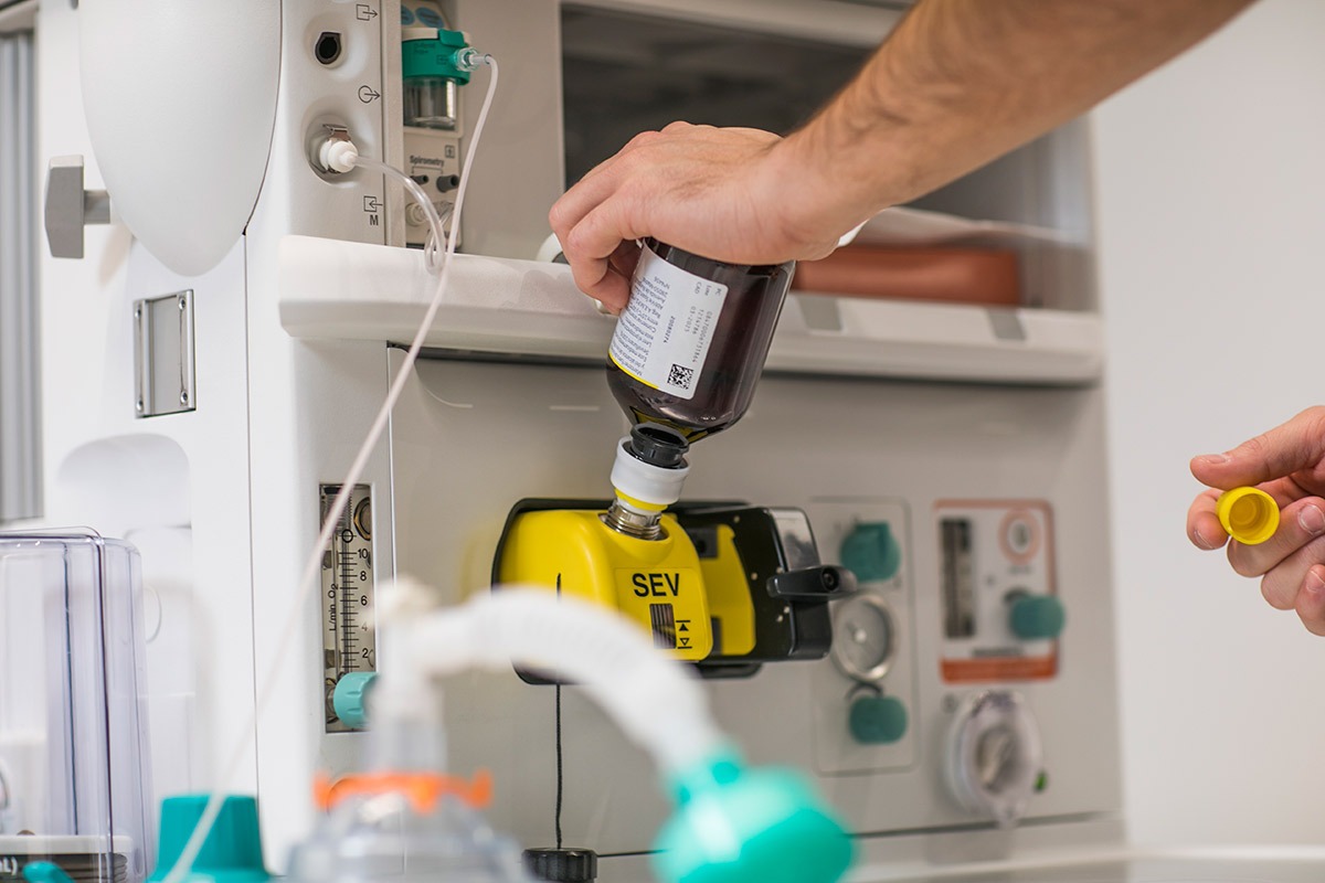 sedacion-consciente-equipo-quirofano-clinica-carralero